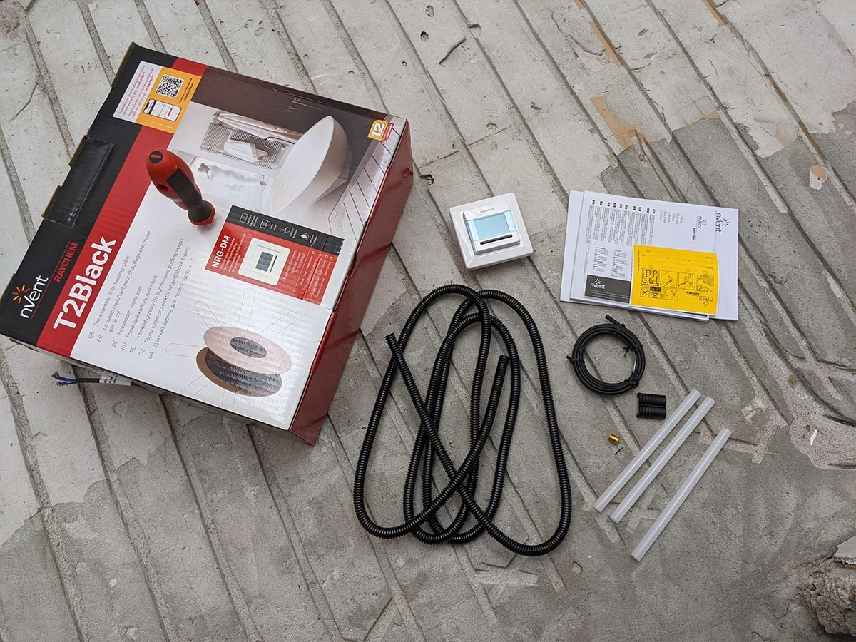 Przewód grzejny do ogrzewania podłogowego pod płytkami Raychem T2Black-12 W/m | długość 175 m | moc 2200 W | z termostatem R-NRG-DM